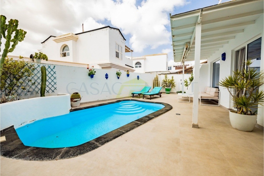 Ruime villa met zwembad en zonnepanelen
